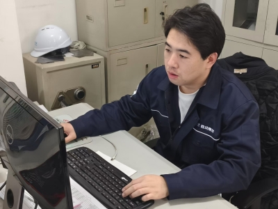 雙線作戰(zhàn)勇?lián)? 攻堅克難顯本色 &mdash;&mdash;記電機電氣廠技術組長兼生產組長陳嘉奇